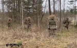 Video binh sĩ Ukraine ngụy trang thành "người vô hình" để che mắt quân Nga