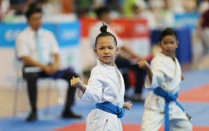 Ấn tượng những màn trình diễn siêu cute của các võ sĩ karate nhí