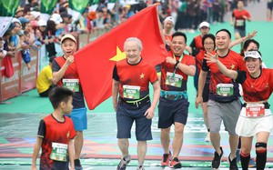 Hình ảnh "tình yêu" thăng hoa tại Tiền Phong Marathon 2023 