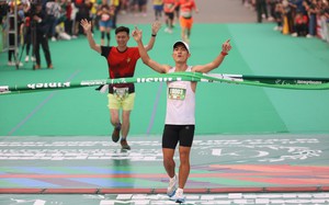 Tiền Phong Marathon 2023: Hoàng Nguyên Thanh lập "cú poker" trên đường chạy 42,195km