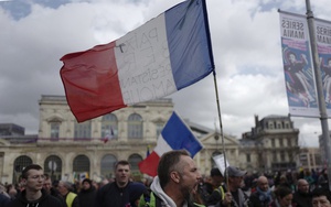 Người dân Pháp giận dữ sôi sục