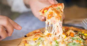 Giá cà chua tăng vọt, pizza tại một quốc gia buộc phải thay đổi công thức, trở thành 'pizza trắng'