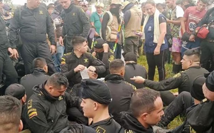 Hàng chục cảnh sát bị bắt làm con tin trong cuộc biểu tình phản đối công ty dầu mỏ ở Colombia
