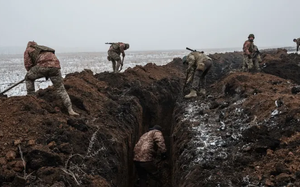 Giữa 'mưa bom bão đạn' xối xả, lính Ukraine vẫn điềm tĩnh lạ thường trong chiến hào