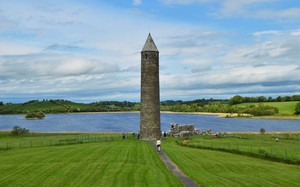 Những tòa tháp tròn mà du khách nào tới Ireland cũng thắc mắc
