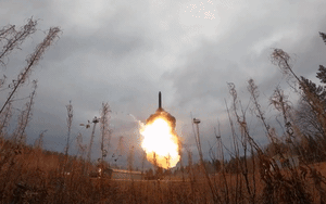 Hàng nghìn binh sĩ Nga diễn tập với tên lửa đạn đạo "con trai của quỷ Satan"