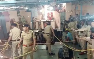 Clip: Sập giếng cổ tại đền thờ Ấn Độ khiến ít nhất 12 người tử vong