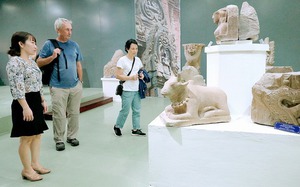 Bảo vật quốc gia thứ 11 của Bình Định là cặp tượng voi đá thành Đồ Bàn, cổ vật Champa