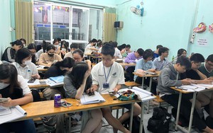 Học sinh lớp 12 quá tải vì lịch học và các kỳ thi, thường xuyên thức đến 2 giờ sáng