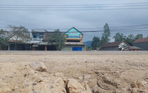 "Trớ trêu" quốc lộ thi công cao hơn nhà dân đến 4m tại Bình Định