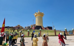 Chiêm ngưỡng đại bảo tháp kinh luân dát vàng 24k lớn nhất thế giới tại Lâm Đồng