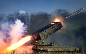 Video máy bay không người lái Ukraine luồn lách tránh tên lửa để phá hủy 'pháo phun lửa' của Nga