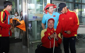 CĐV 60 tuổi ngồi xe lăn ra đón U20 Việt Nam