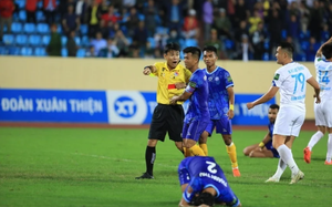 Tin sáng (10/4): &quot;Tặng&quot; penalty cho Nam Định, trọng tài FIFA bị “treo còi”