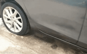 Clip NÓNG 24h: Cận cảnh hàng loạt ô tô đỗ trên vỉa hè ở khu đô thị Linh Đàm bị chọc thủng lốp