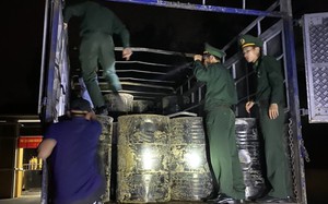 TT-Huế: Bộ đội biên phòng bắt giữ vụ vận chuyển 95 thùng chất lỏng không rõ nguồn gốc 