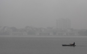 Hà Nội chìm trong sương mù kèm mưa phùn cả ngày lẫn đêm, người dân chật vật khi ra đường