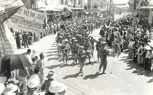 Chiến sĩ Việt Nam oai hùng trong cuộc diễu binh sau ngày Giải phóng Thủ đô