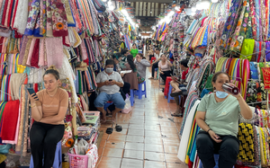 Tiểu thương chợ Sài Gòn mòn mỏi chờ khách, đóng cửa về sớm vì ế