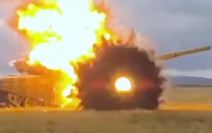 Video Ukraine tung đòn chính xác thổi bay 2 xe tăng Nga cùng lúc, biển lửa ngùn ngụt bốc lên