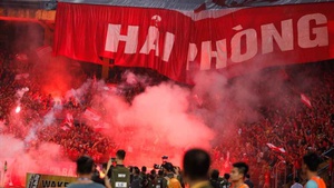 Hà Nội FC bị phạt tổng cộng 360 triệu đồng vì... pháo sáng