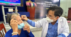 Đoàn bác sĩ Bệnh viện Chợ Rẫy hỗ trợ khám, chữa bệnh miễn phí cho bà con nghèo miền biển Quảng Ngãi