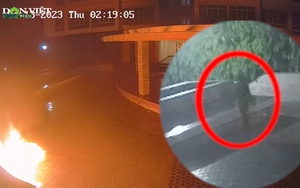 Clip: Kẻ lạ mặt mang can xăng vào châm lửa đốt ở chung cư Phú Hoàng Anh, TP.HCM