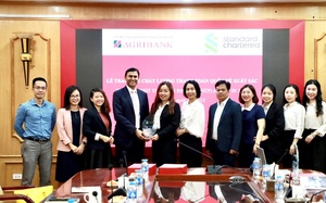 Agribank nhận giải Chất lượng Thanh toán xuất sắc năm 2022 do ngân hàng Standard Chartered trao tặng