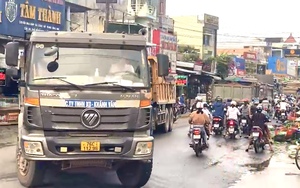 Quảng Ngãi: Lạnh người cảnh xe chở đất tranh lấn đường ngay khu vực chợ trong giờ cao điểm