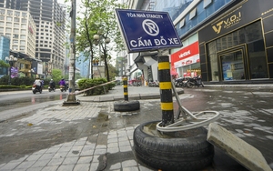 Dùng lốp xe, xô nhựa để ngăn ôtô, xe máy leo lên vỉa hè ở Hà Nội