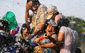 Hình ảnh hàng chục nghìn người bắn súng nước tại lễ hội Songkran ở Thái Lan