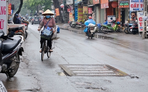 Tuyến đường đầy "cạm bẫy" rình rập người đi đường ở quận Hoàng Mai