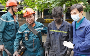 Hơn 12 giờ giải cứu 2 công nhân than mắc kẹt do sự cố tụt lò ở Quảng Ninh