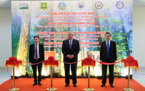 Bộ trưởng Nông nghiệp Mỹ Thomas Vilsack cắt băng khánh thành phòng thí nghiệm giám định gỗ tại Việt Nam