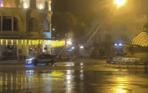 Clip NÓNG 24h: Nam tài xế &quot;drift&quot; ô tô gây náo loạn trước Nhà hát Lớn Hà Nội