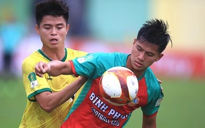 Gây ra quả penalty, tiền vệ U23 Việt Nam bị... "đuổi" khỏi CLB