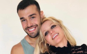 Britney tháo bỏ nhẫn cưới, xuất hiện cùng với &quot;trai lạ&quot;