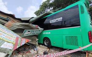 Xe khách tông vào nhà dân trên đường Hồ Chí Minh, tài xế và một hành khách tử vong