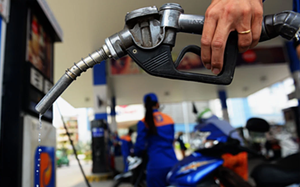 Giá xăng dầu hôm nay 21/4: Giá xăng dầu có thể giảm bao nhiêu chiều nay?