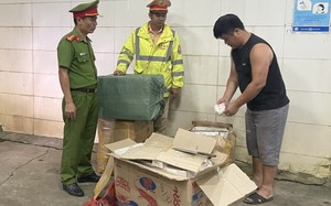 TT-Huế: CSGT phát hiện 10 thùng giấy và 3 bao tải chứa hàng lậu trên xe khách 