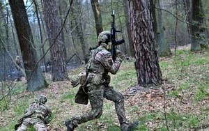 Lữ đoàn 'Bão tố' của Ukraine dàn trận trong rừng thề tiêu diệt Nga