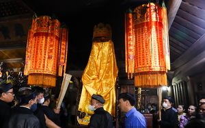 Nghìn người "đội nắng" xem tắm tượng tại ngôi chùa hơn 1.000 năm tuổi ở Hà Nội