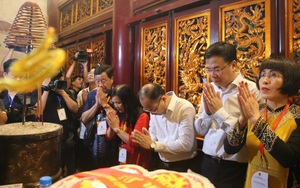 Thứ trưởng Bộ Ngoại giao Phạm Quang Hiệu và đoàn kiều bào dâng hương tri ân các Vua Hùng