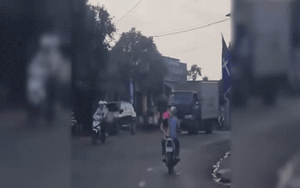 Clip NÓNG 24h: Người đàn ông chở bé gái &quot;làm xiếc&quot; trên đường tại Đắk Lắk khiến nhiều người bức xúc