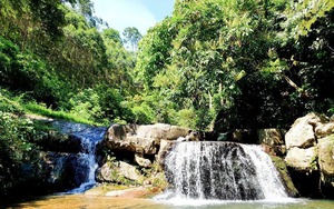 Một dòng suối cách TP Bắc Giang 30km vô số tầng thác, quanh năm nước chảy đang hút khách tới đây