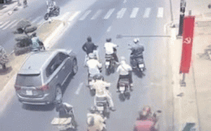 Clip NÓNG 24h: Khoảnh khắc xe tải tông hàng loạt xe máy đang dừng đèn đỏ ở An Giang