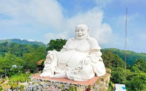 Chiêm bái tượng Phật trên đỉnh núi lớn nhất châu Á  