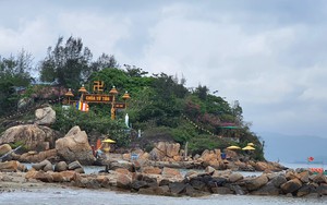 Một ngôi chùa nằm ở Nha Trang, xung quanh toàn biển, ai đến cũng thích