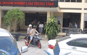 2 nữ cán bộ Văn phòng đăng ký đất đai tỉnh Quảng Ngãi rời trụ sở cùng công an