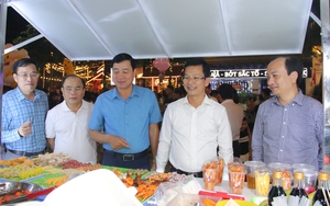 Hàng nghìn người thích thú trải nghiệm phố ẩm thực đầu tiên của Hà Tĩnh